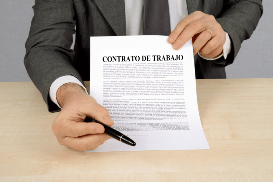 Tratamiento legal ante la terminación de contratos laborales que superan el límite legal de duración a término fijo en Colombia - Artículo de Laboral en Sala Jurídica